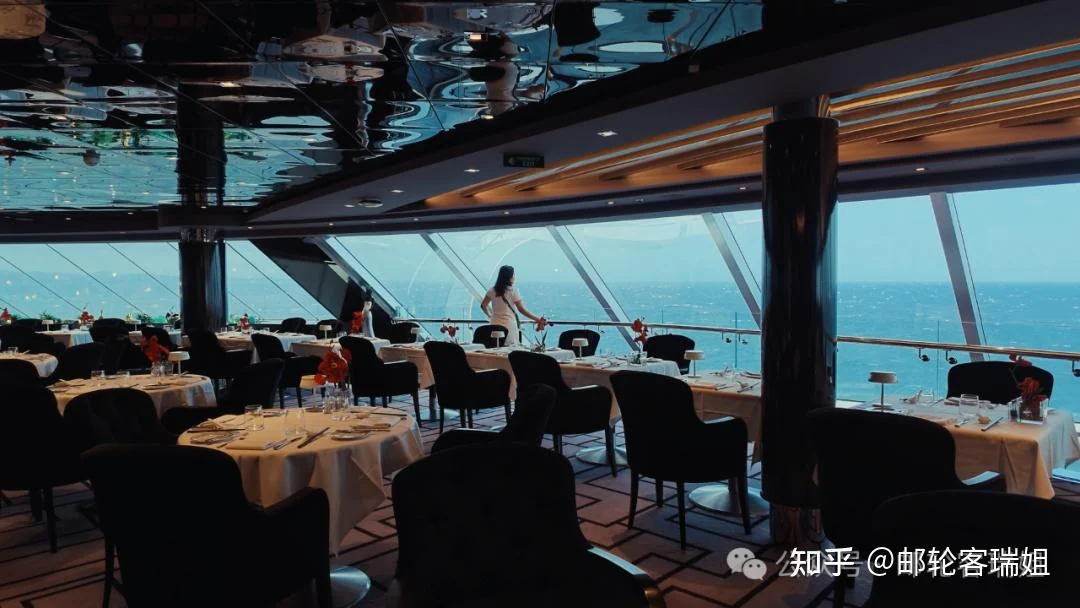邮轮餐厅的座位和面向海面的落地窗