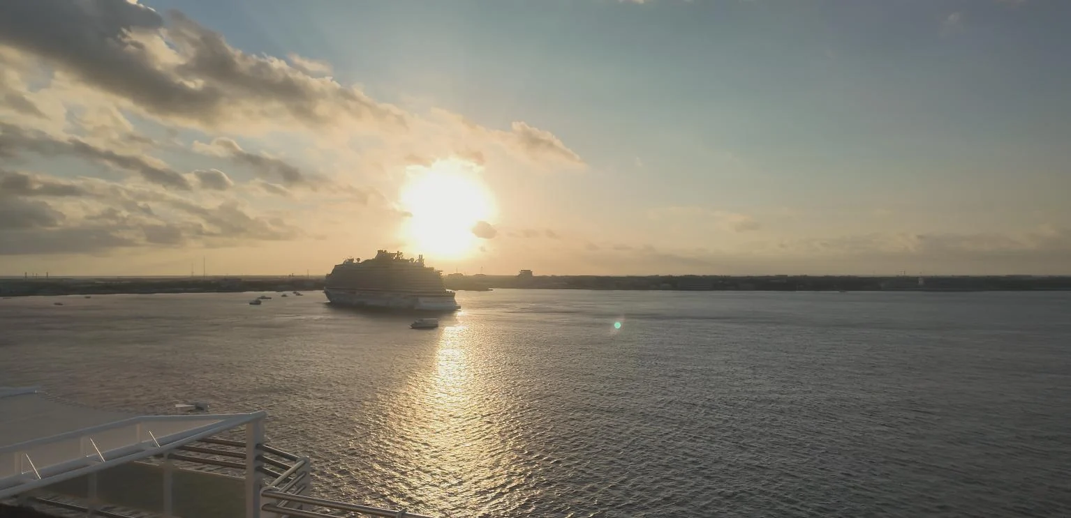 夕阳下的海面,远处有一艘船