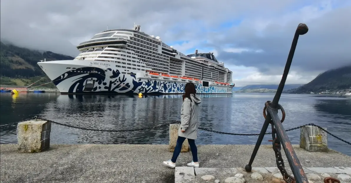 瑞姐在峡湾码头,身后停靠 MSC Euribia 邮轮