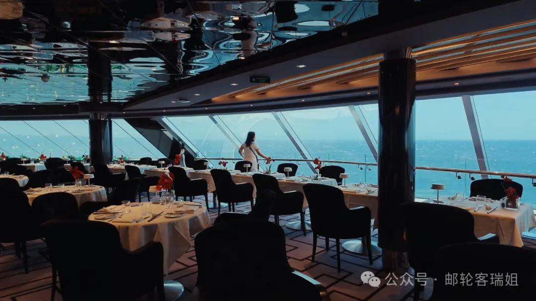邮轮餐厅的餐桌和面向海面的落地窗