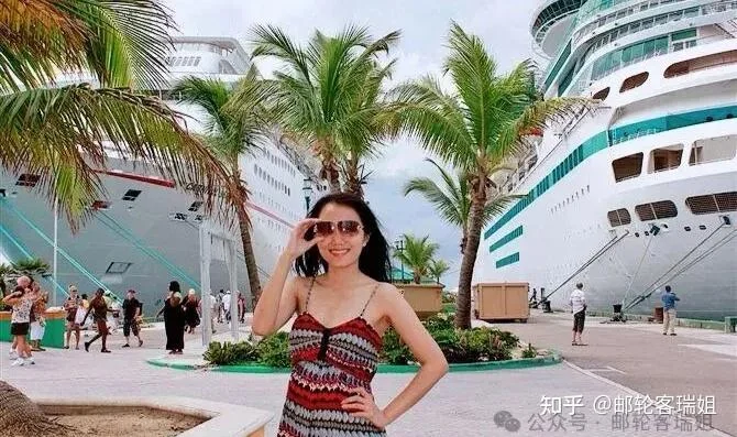 瑞姐在棕榈树旁的邮轮码头，身后是停泊的船
